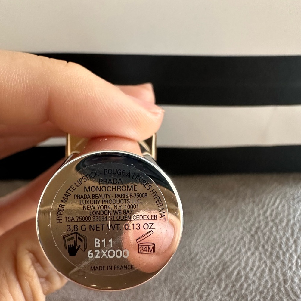 PRADA BEAUTY
Monochrome Hyper Matte Refillable Lipstick - Picture 5 of 8